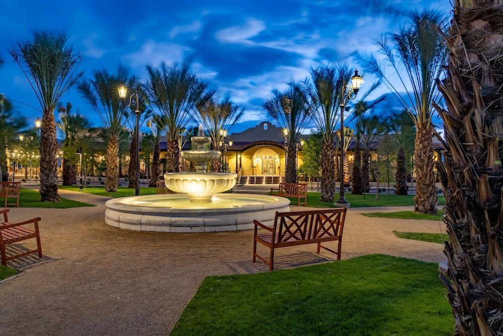 The Inn At Death Valley Indian Village Exterior foto Fountain at the Village at Mountain Shadows