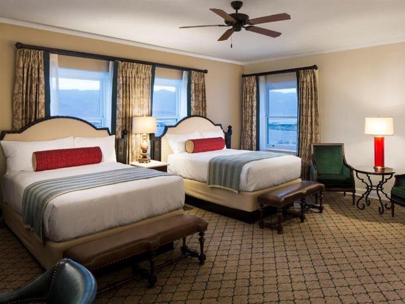 The Inn At Death Valley Indian Village Exterior foto A guest room at the Omni Shoreham Hotel