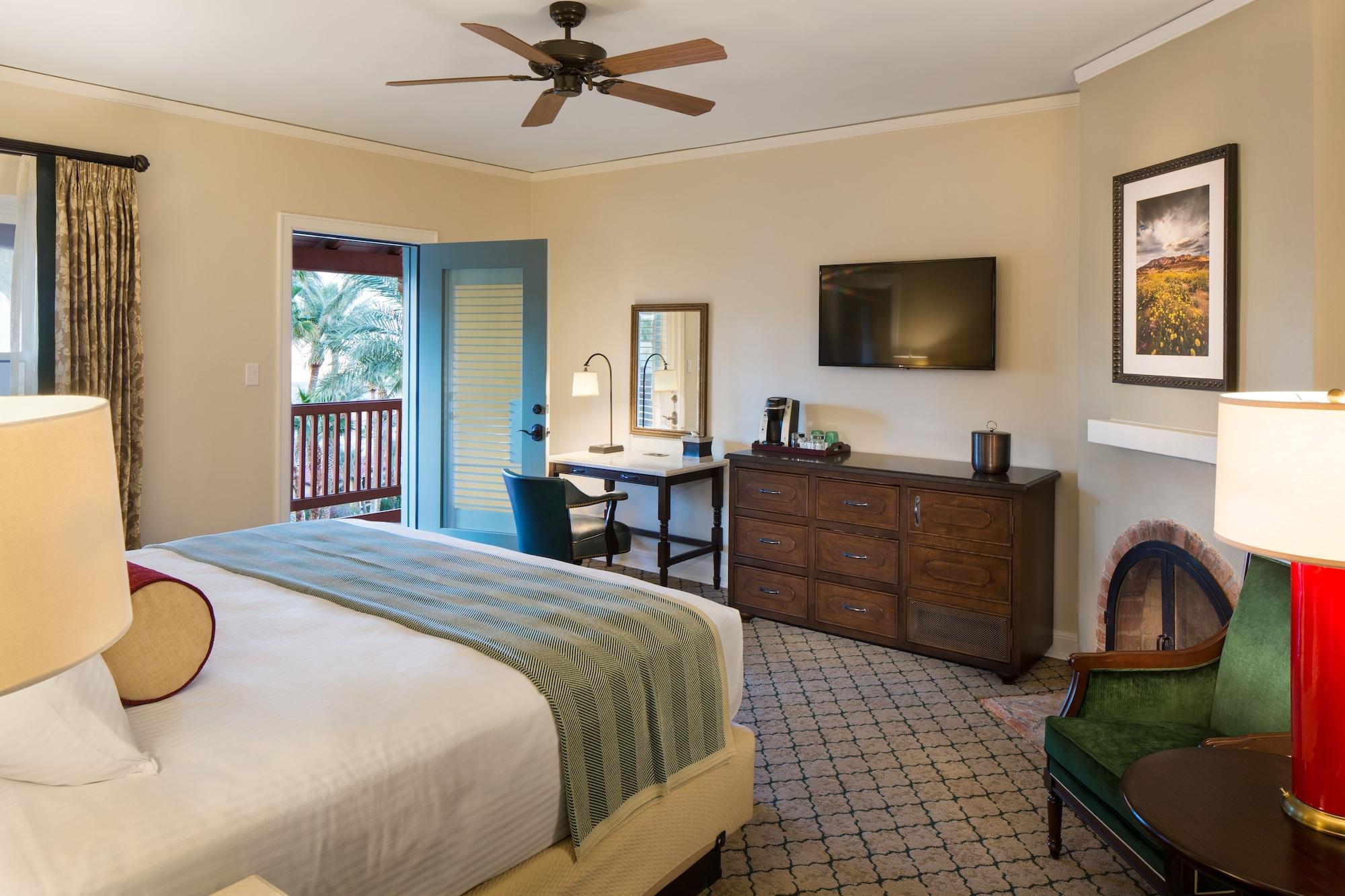 The Inn At Death Valley Indian Village Exterior foto A guest room at the Lodge at Ventana
