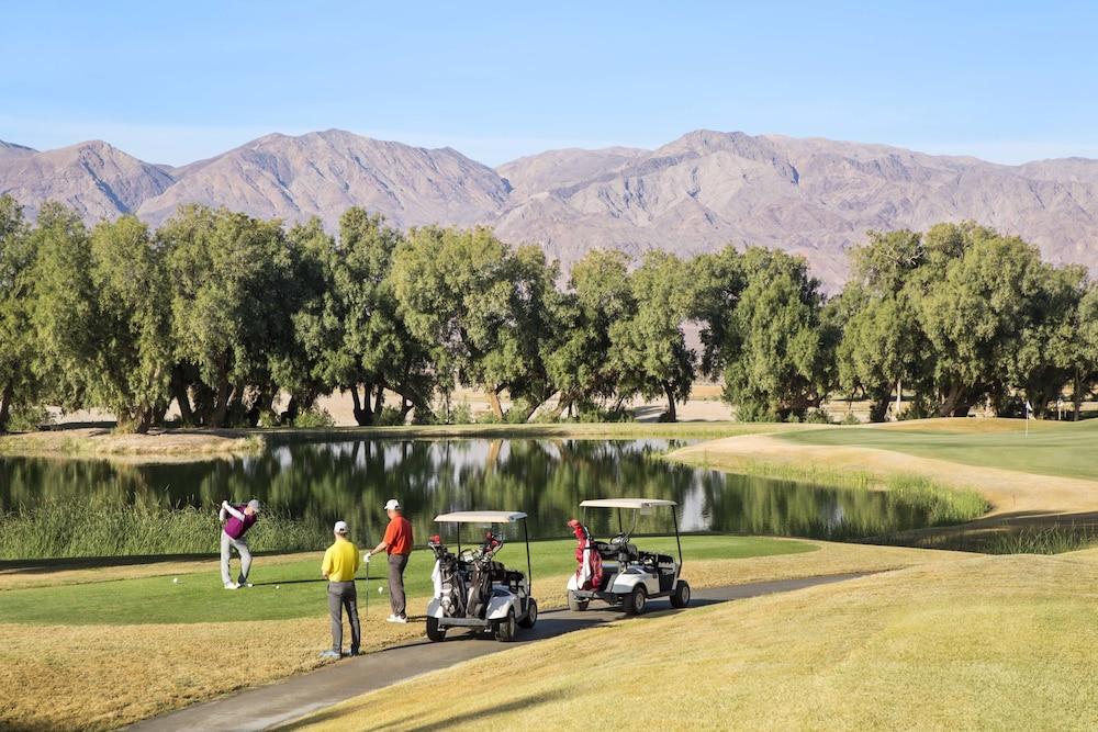 The Inn At Death Valley Indian Village Exterior foto Golfers at the 17th hole