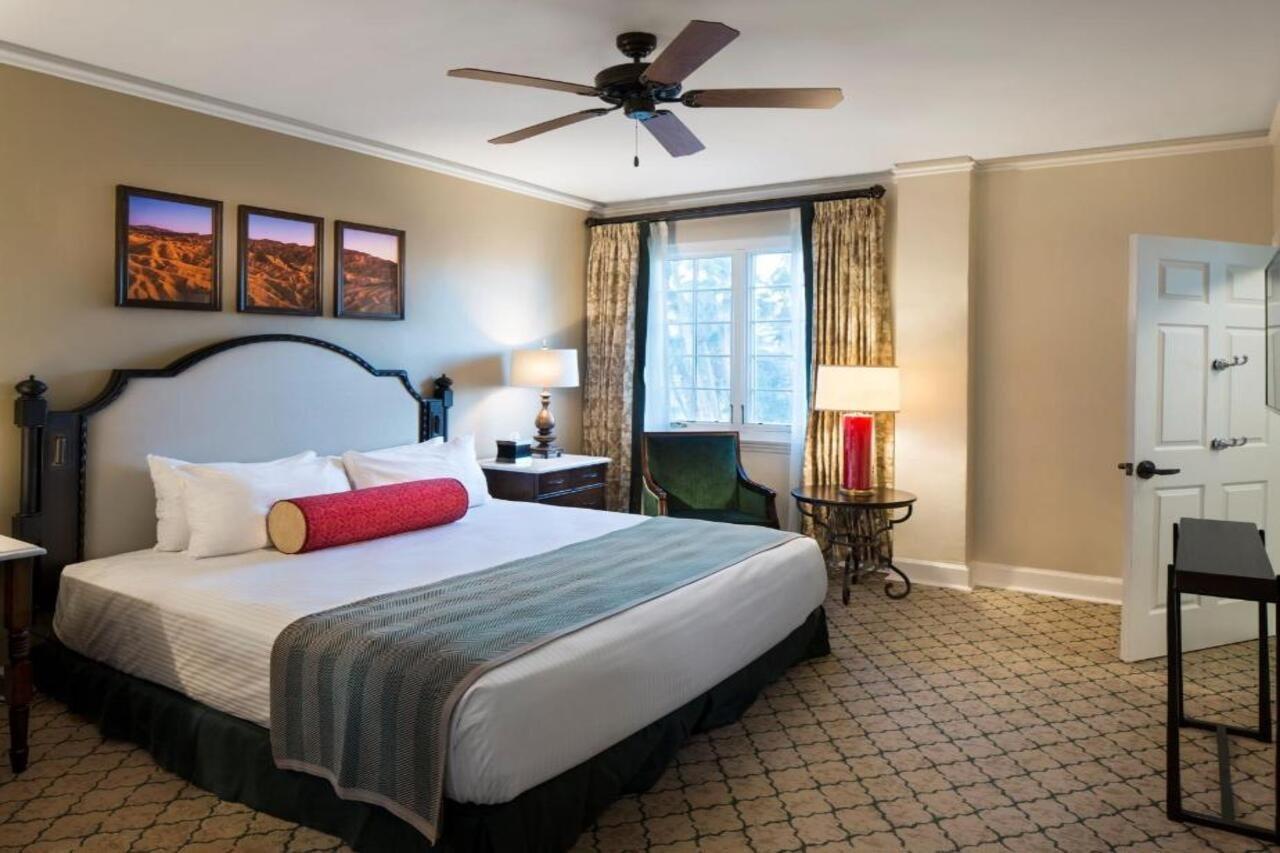 The Inn At Death Valley Indian Village Exterior foto A guest room at the Inn at Disney's Vero Beach Resort
