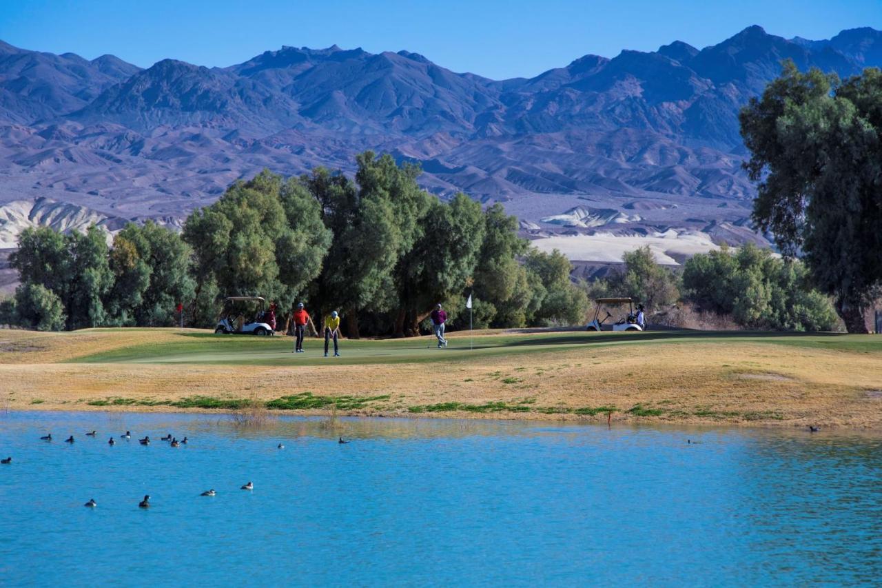 The Inn At Death Valley Indian Village Exterior foto Golfers at the 18th green of the Mountain Shadows Golf Club